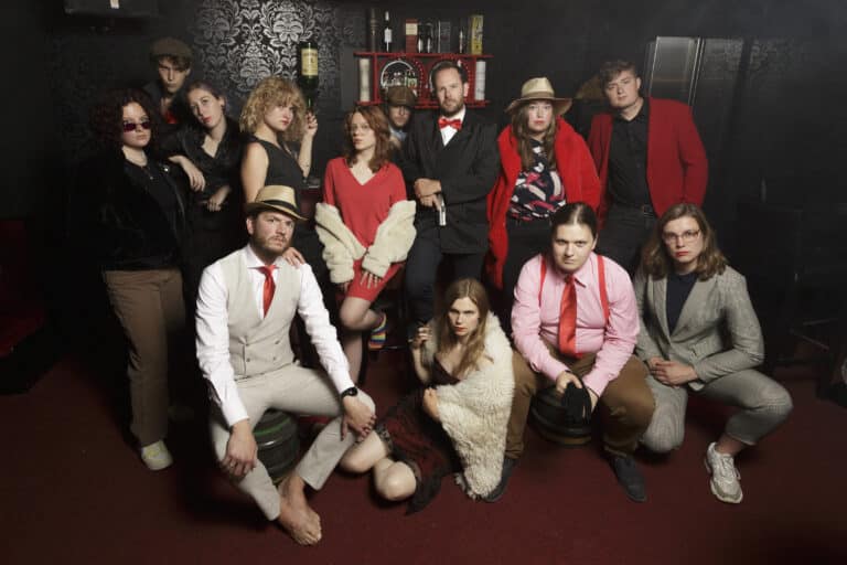 Enthousiaste groep lost puzzels op in onze unieke escape room geschikt voor grote groepen in Zwolle