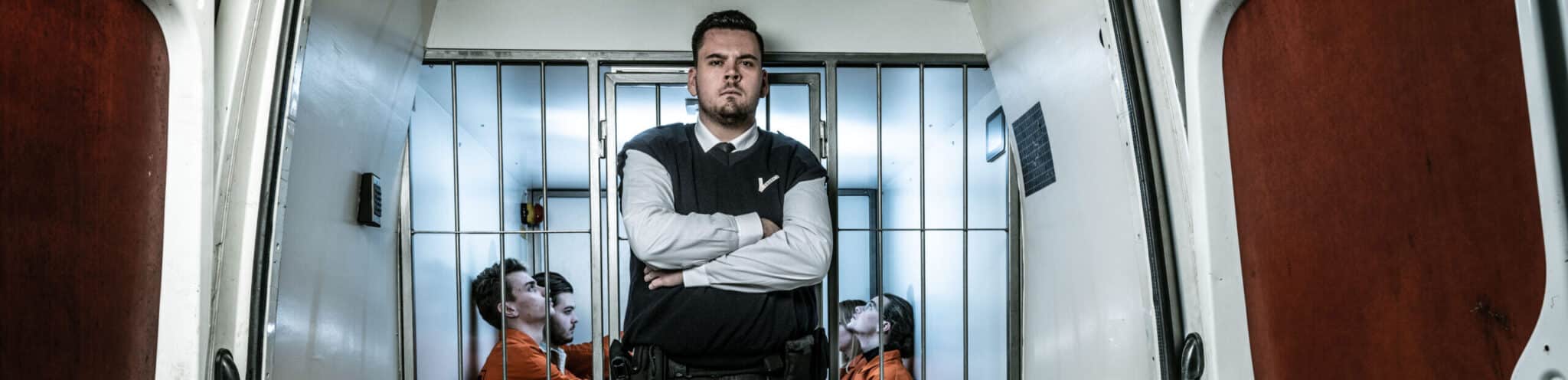 Vrijgezellenfeest groep in een gevangenisbus escape room in Zwolle