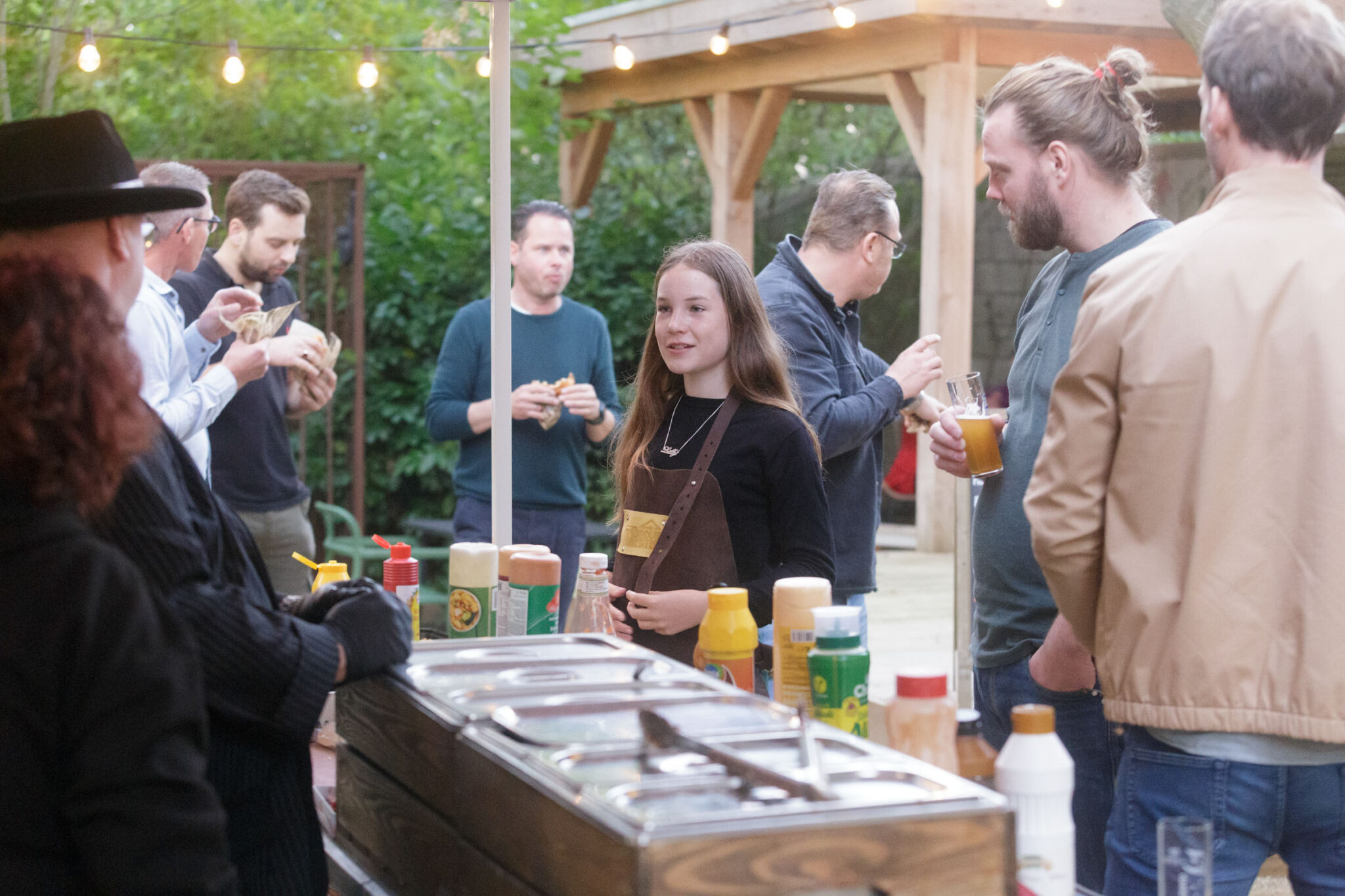 Collega’s genieten van een hapje en drankje op het terras bij The Great Escape in Zwolle, als onderdeel van een bedrijfsuitje arrangement.