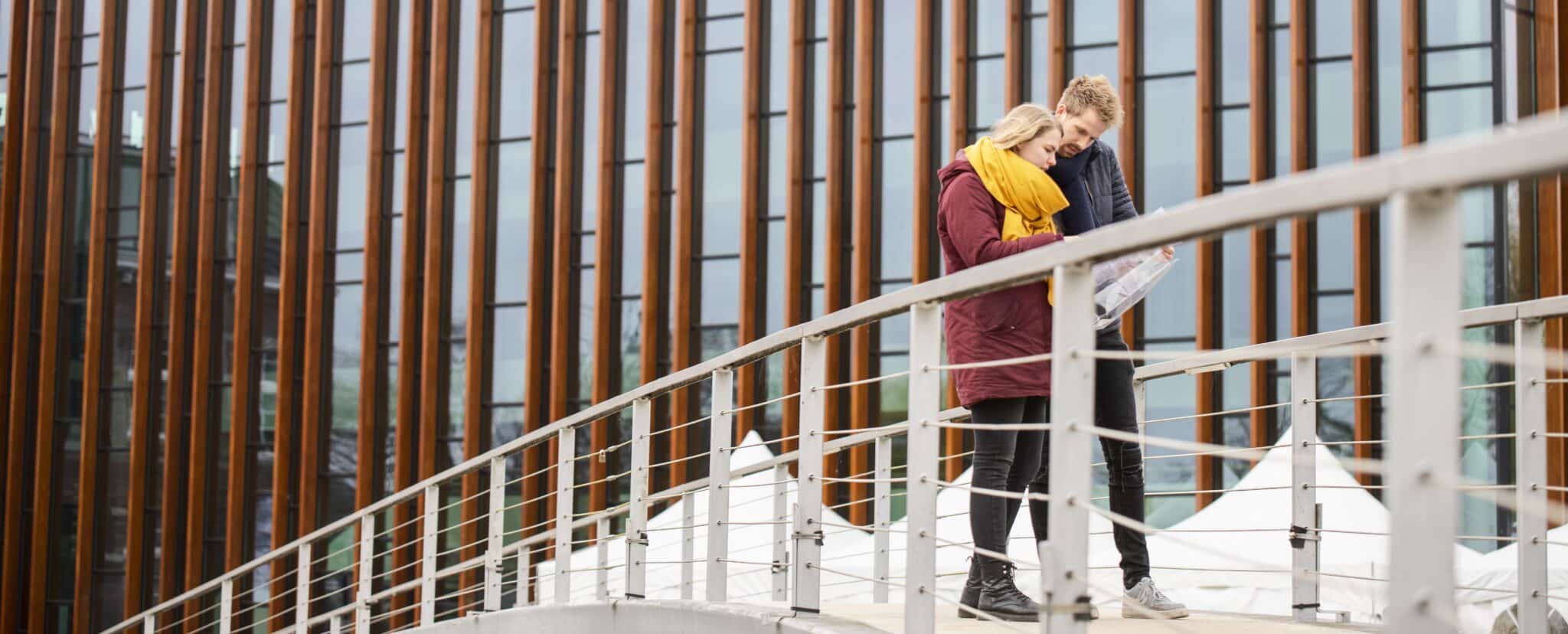 twee personen spelen een buitengame puzzeltocht